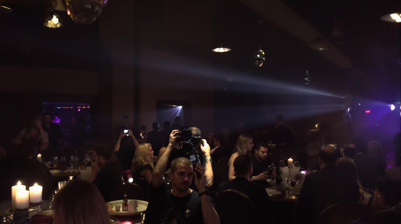某顶流明星深夜被拍与神秘人密会,经纪公司紧急回应!